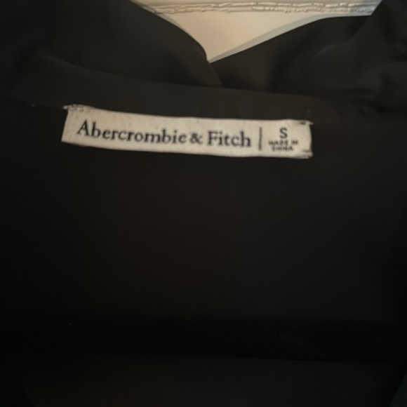 Abercrombie & Fitch Long-Sleeve Satin Button-Up Shirt - Picture 3 of 4